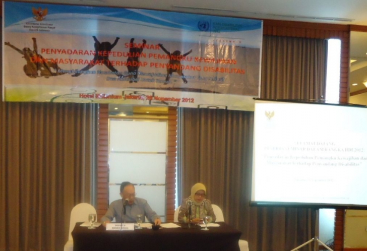 Deputi 2 Menkokesra pada acara seminar