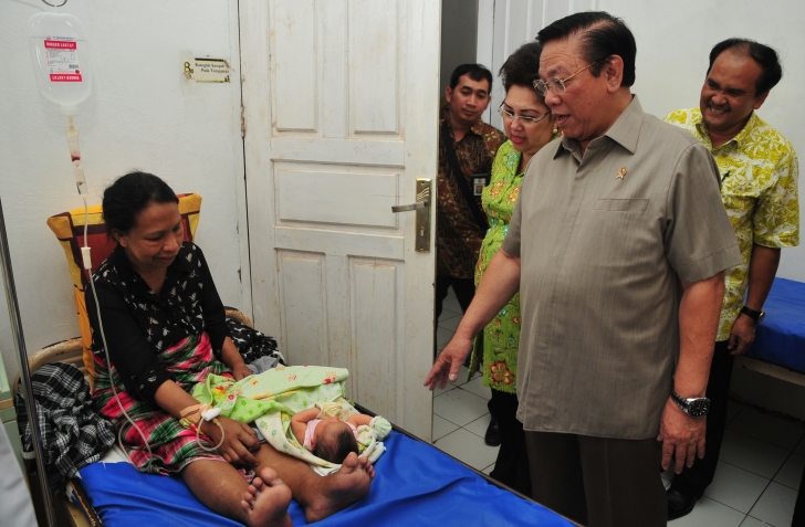 Menko Kesra sedang menyambangi salahsatu pasien BPJS Kesehatan di RSUD Kota Baubau