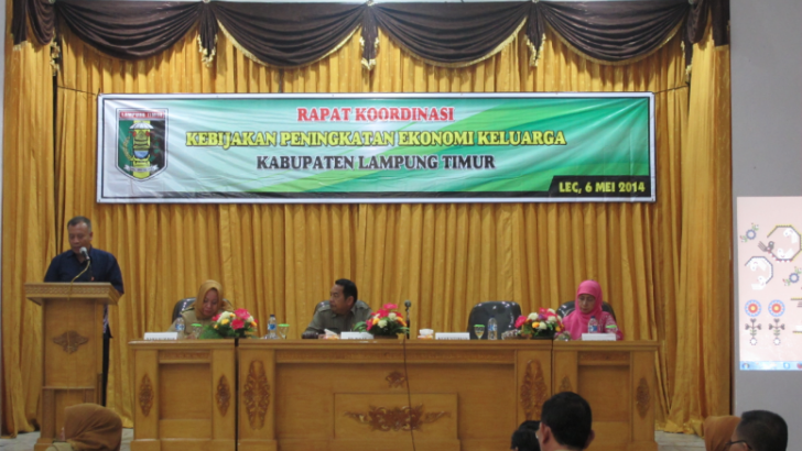 Asdep Urusan Peningkatan Kesempatan Kerja Perempuan dan Ekonomi Keluarga Kemenko Kesra (Wagiran) membacakan sambutan dan arahan Deputi Menko Kesra Bidang Koordinasi Pemberdayaan Perempuan dan Kesejahteraan Anak dalam acara pembukaan Rakor.