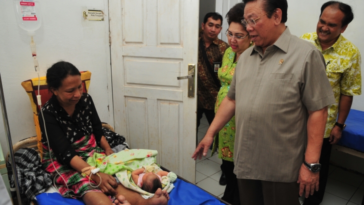 Menko Kesra sedang menyambangi salahsatu pasien BPJS Kesehatan di RSUD Kota Baubau